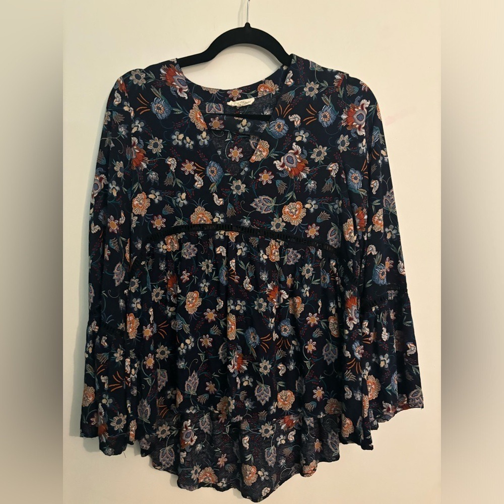 Cotton Bleu Womens Sz S Long Bell Sleeve Lace Accent Navy Floral Back Detail Top